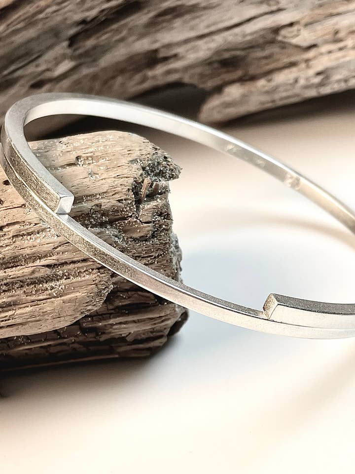 Le bracelet Disparity pour la vente par KFinn Designs