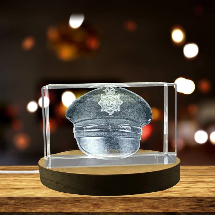 Un Gardien en Cristal - La Casquette de Police Finement Gravée pour la vente par AB Crystal Collection