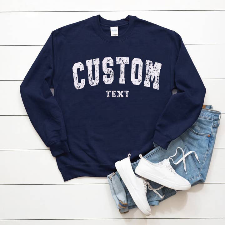 Personalisierbares Universitätssweatshirt mit individuellem Text in Antik-Optik für den Großhandel von One Nine