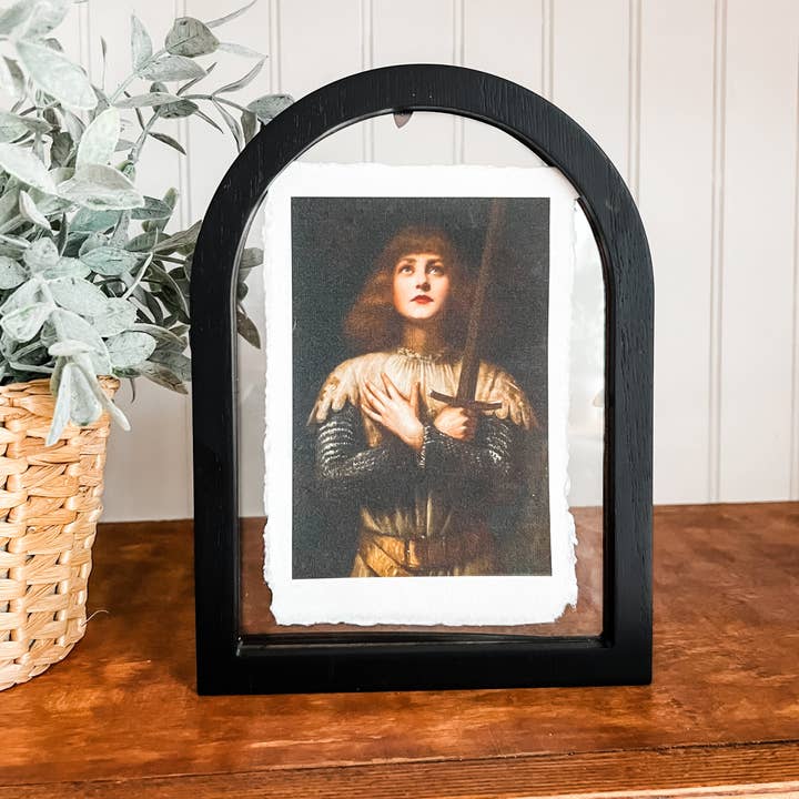 Santa Giovanna d'Arco su carta decorata a mano con bordo ondulato, stampa d'arte sacra per la vendita all'ingrosso da parte di Pietà Paperie