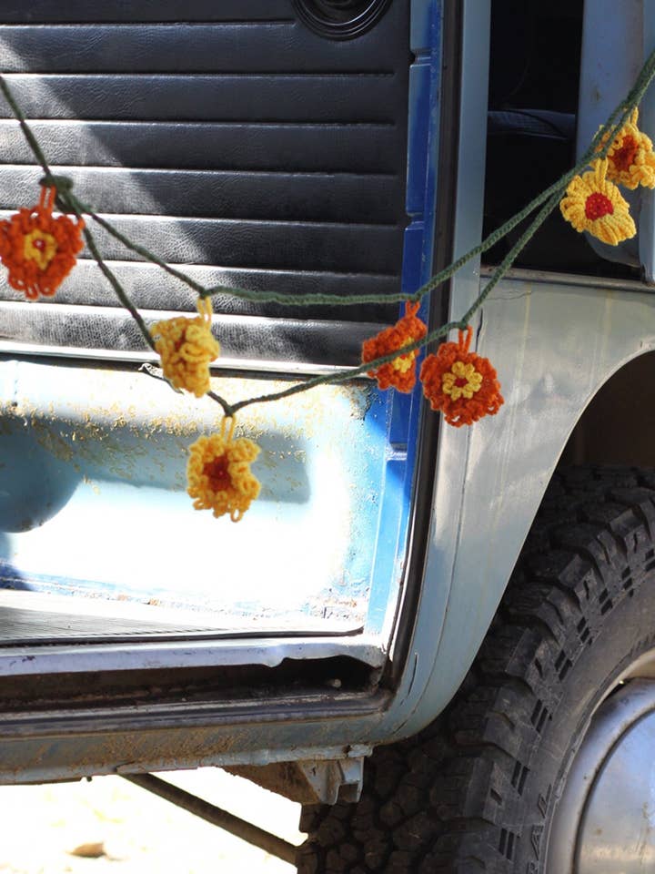 Handgemaakte boho gehaakte slinger met bloemenkwastjes van acryl voor wholesale door Lakhays Collection Inc.