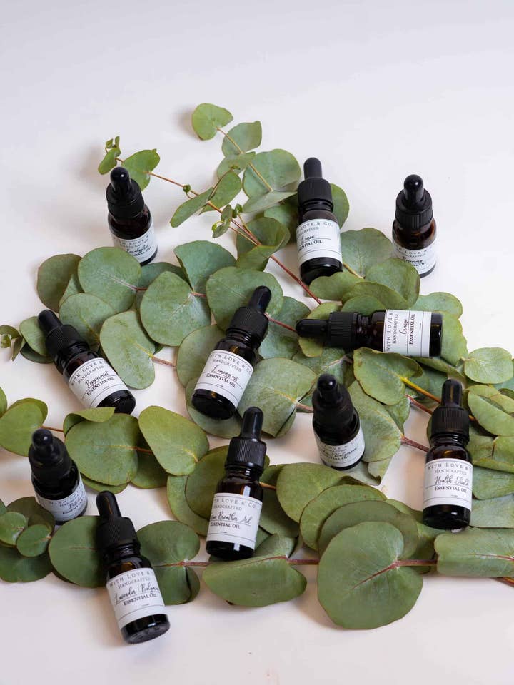 Oli Essenziali per la vendita all'ingrosso da parte di With Love & Company