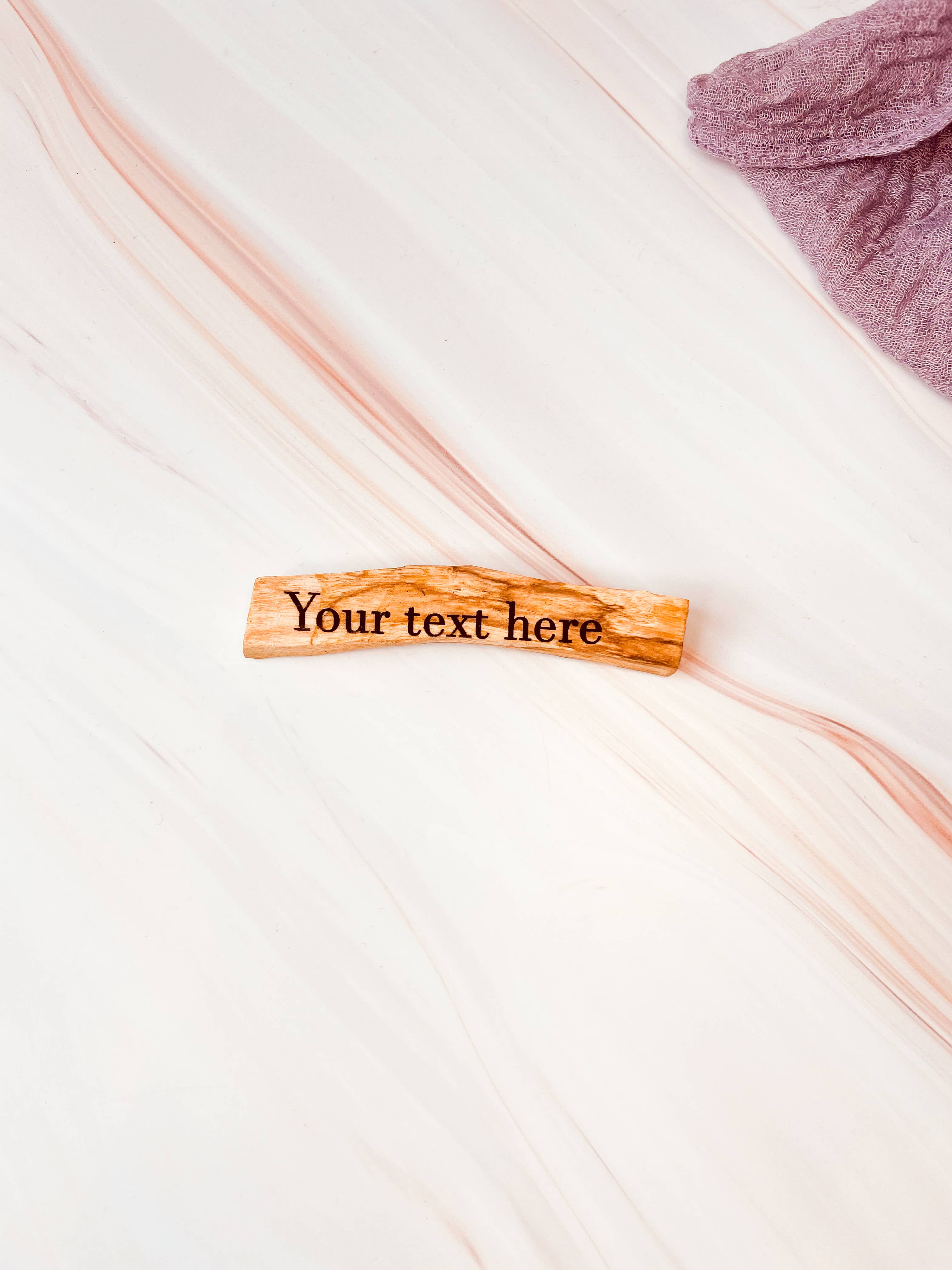 Adem & Lach – wholesale Andlig sten/kristall – Palo Santo med text: anpassad