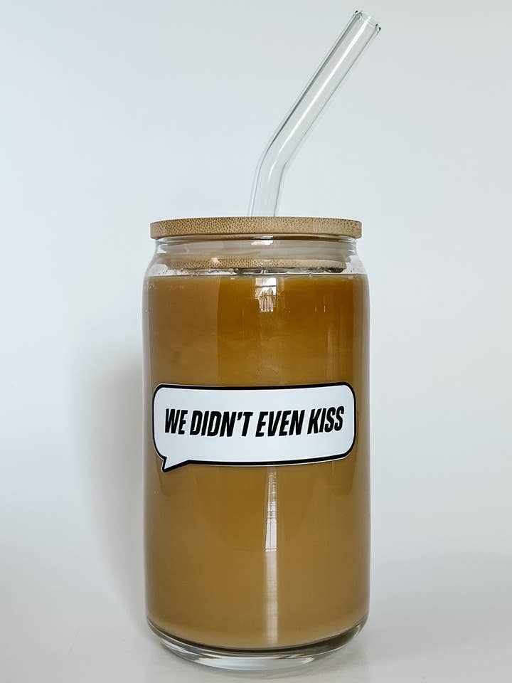 Wir haben uns nicht einmal geküsst - Becher des hitzigen Rivalitäts-Pokals mit Deckel und Strohhalm für den Großhandel von Love Her Work