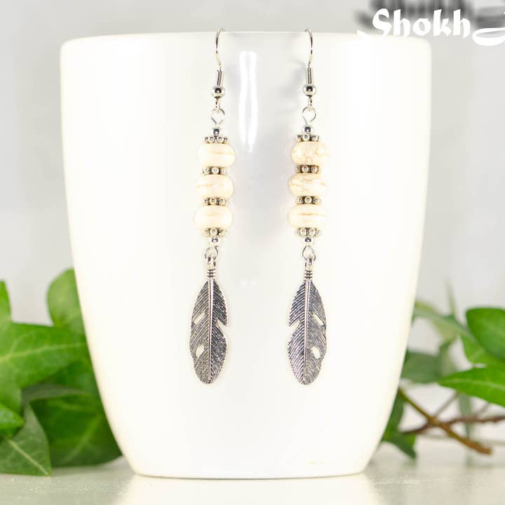 Boucles d'oreilles plumes en howlite blanche et argent tibétain pour la vente par Shokh Jewelry