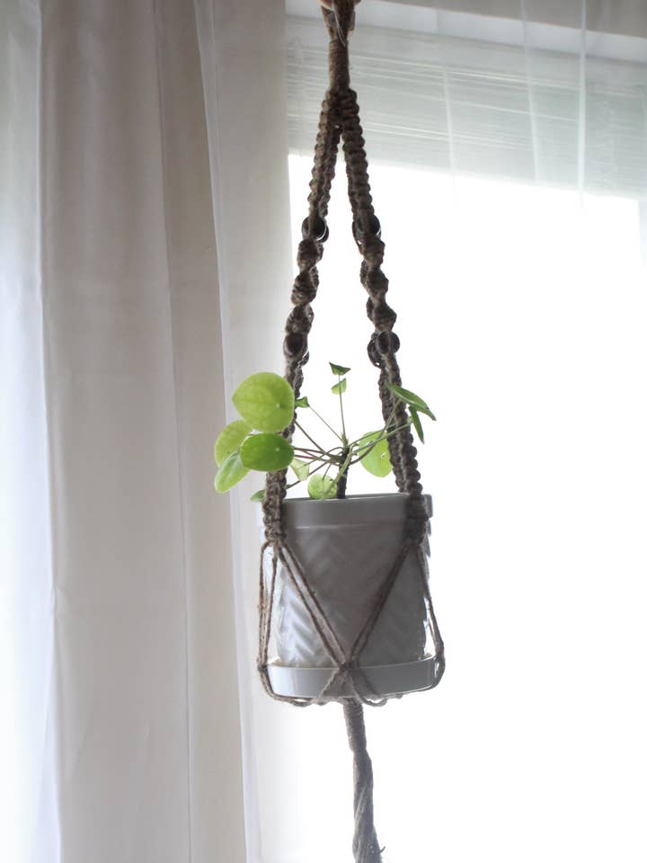 Colgador de plantas pequeño a mediano trenza cuadrada en cascada de yute para venta al por mayor de The Crafty Glammie