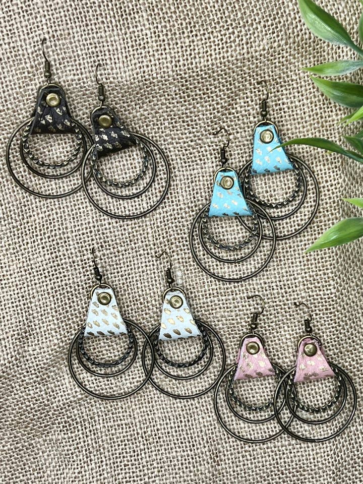 Boucles d'oreilles en cuir moucheté doré et métal pour la vente par Elly Kate Designs