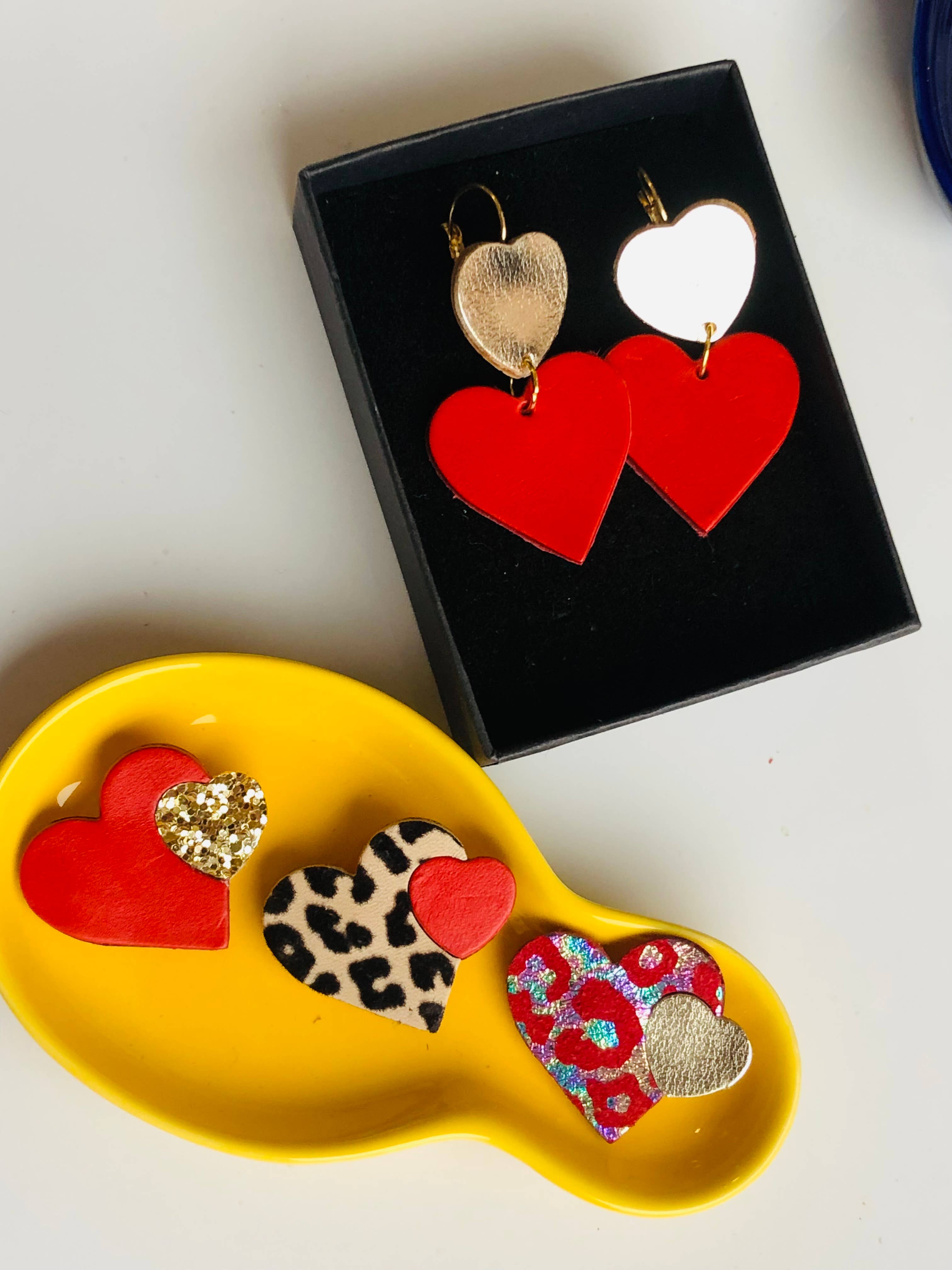 Moni Kréation - Venta al por mayor Broches - Alfileres de corazón con purpurina en cuero reciclado1