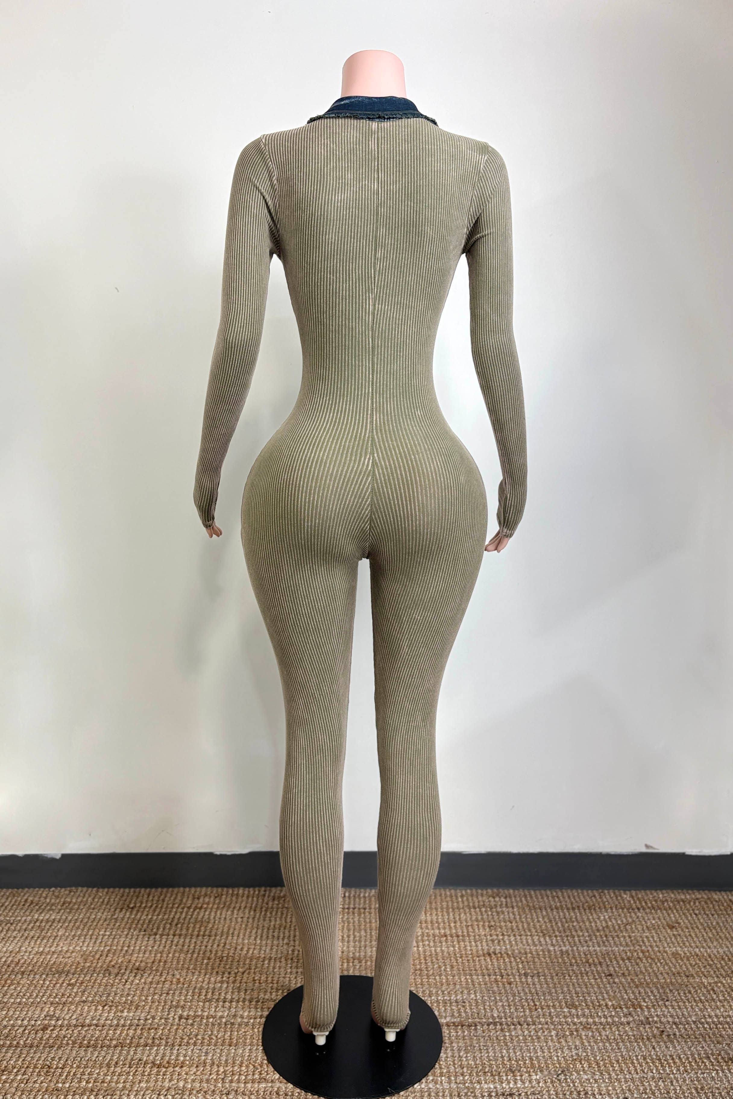 Oliven MINERALVASKET DENIM DETALJE DYB-V BUKSEDRAGT for engroshandel på Faire3