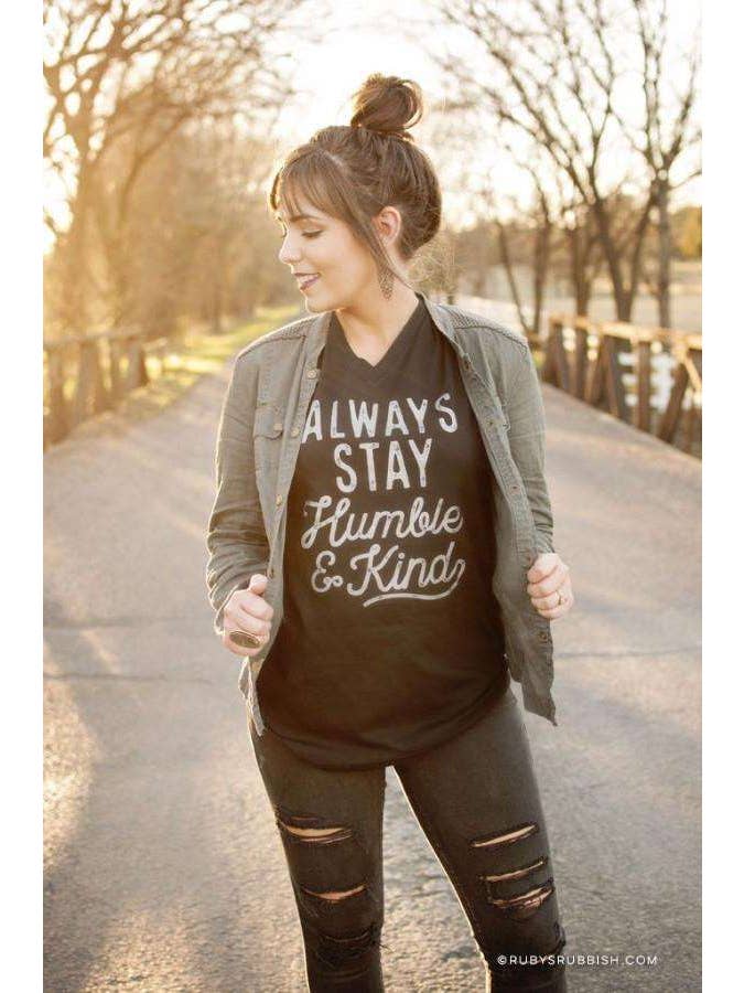 Ruby’s Rubbish - Vendita all'ingrosso Maglietta serigrafata - Donna - Always Stay Humble & Kind | Maglietta da donna | Ruby's Rubbish®1