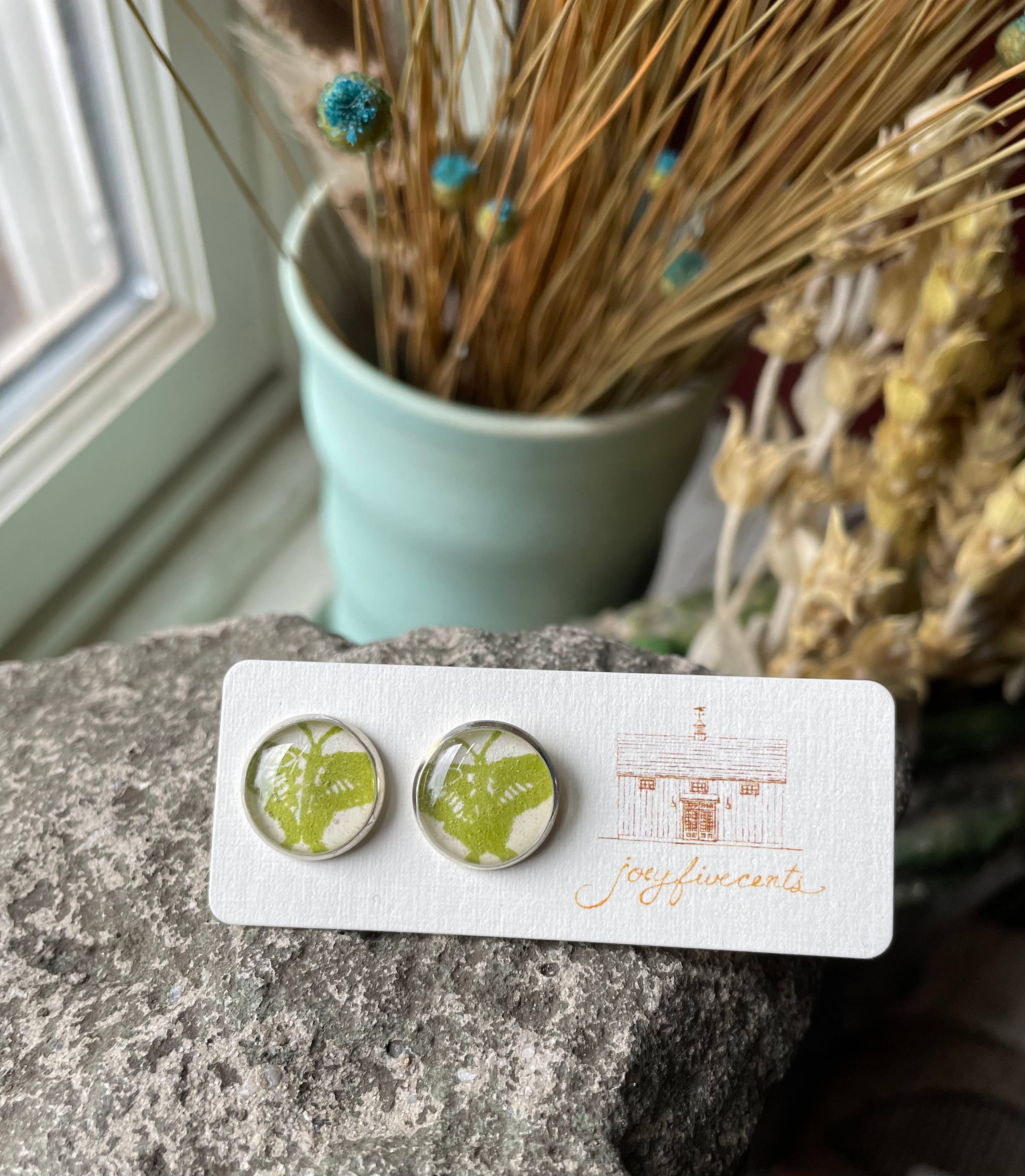 joeyfivecents – Großhandel Ohrstecker – Ohrstecker — großes silbernes, handgestempeltes Gartengrün, Mondmotte2