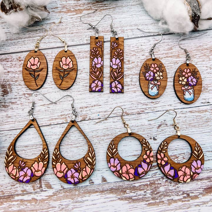 Pendentifs floraux en bois peints à la main pour la vente par Born 2 Blossom Designs