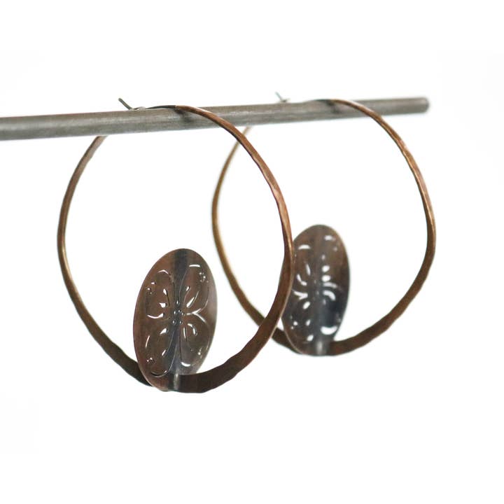 Mässing Dogwood Coin Hoop-örhängen för wholesale av Creature's Virtue