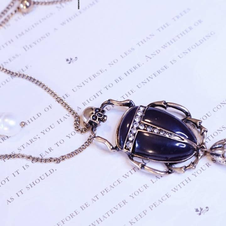 Isn’t It Midnight Scarab Necklace - Bali Moon for engroshandel hos Bali Moon Jewels