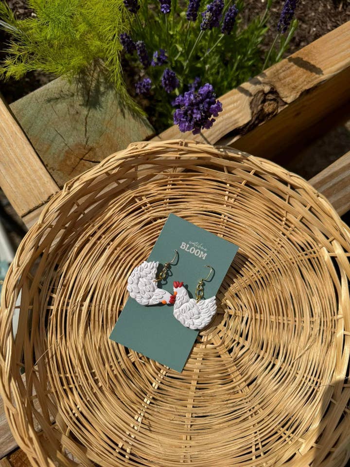 White Chicken Dangles | Boucles d'oreilles en pâte polymère pour la vente par Watch Me Bloom