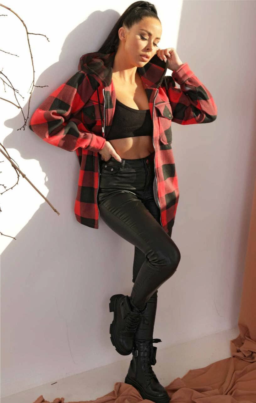 Femme Luxe – Großhandel Hemdjacke/Shacket – Damen – Oversize-Hemdjacke aus Garn in Rot und Schwarz mit kariertem Taschendetail und Reißverschluss mit Kapuze - Adeline