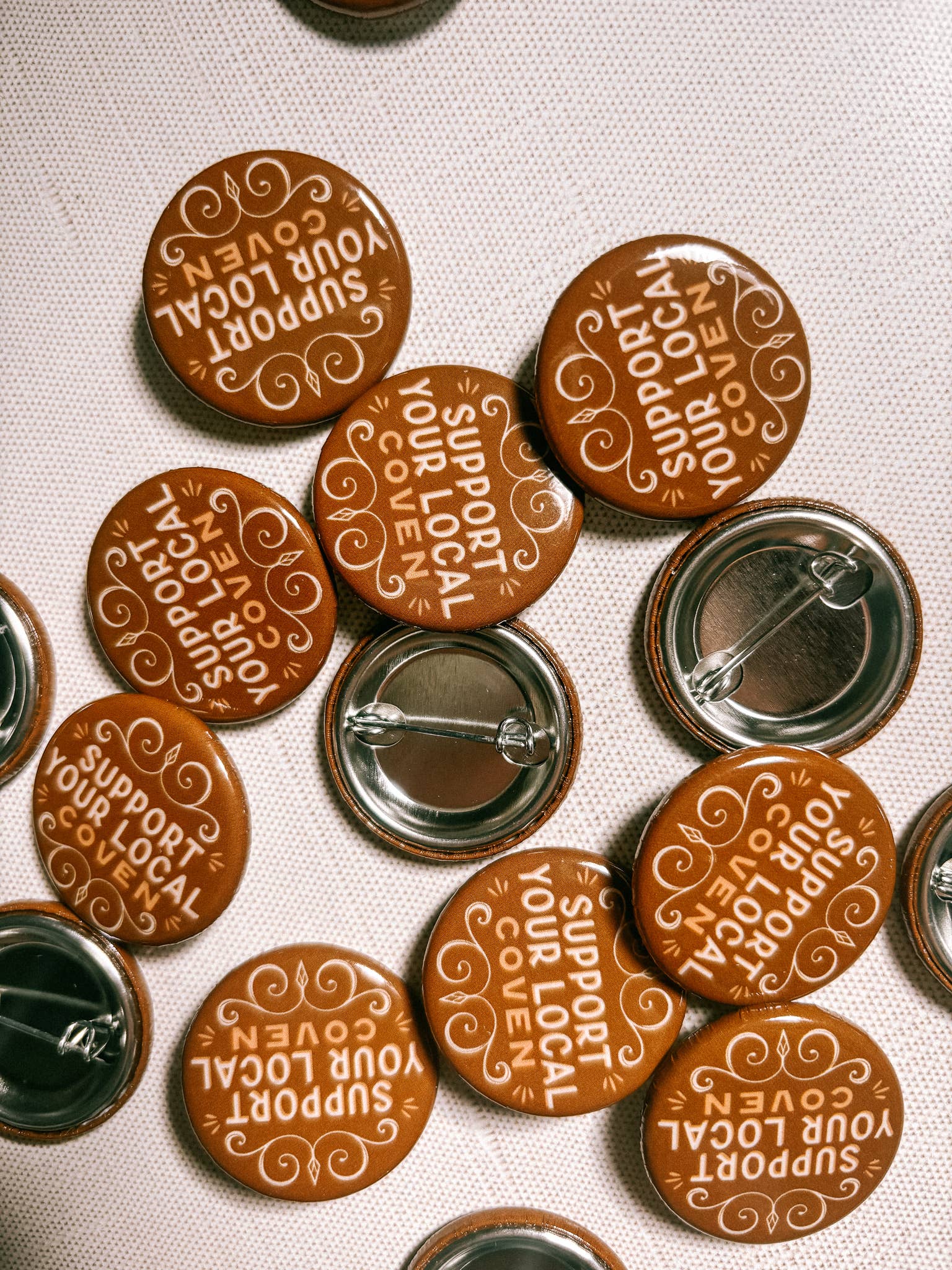 Lantern Print Co. – wholesale Nål och knapp för kavajslag – Knappnål: Stöd din lokala coven, 1,25"1