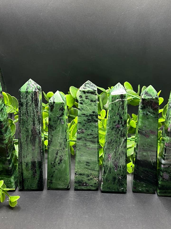 Zoïsite avec obélisque en rubis pour la vente par Moonbeam Healing