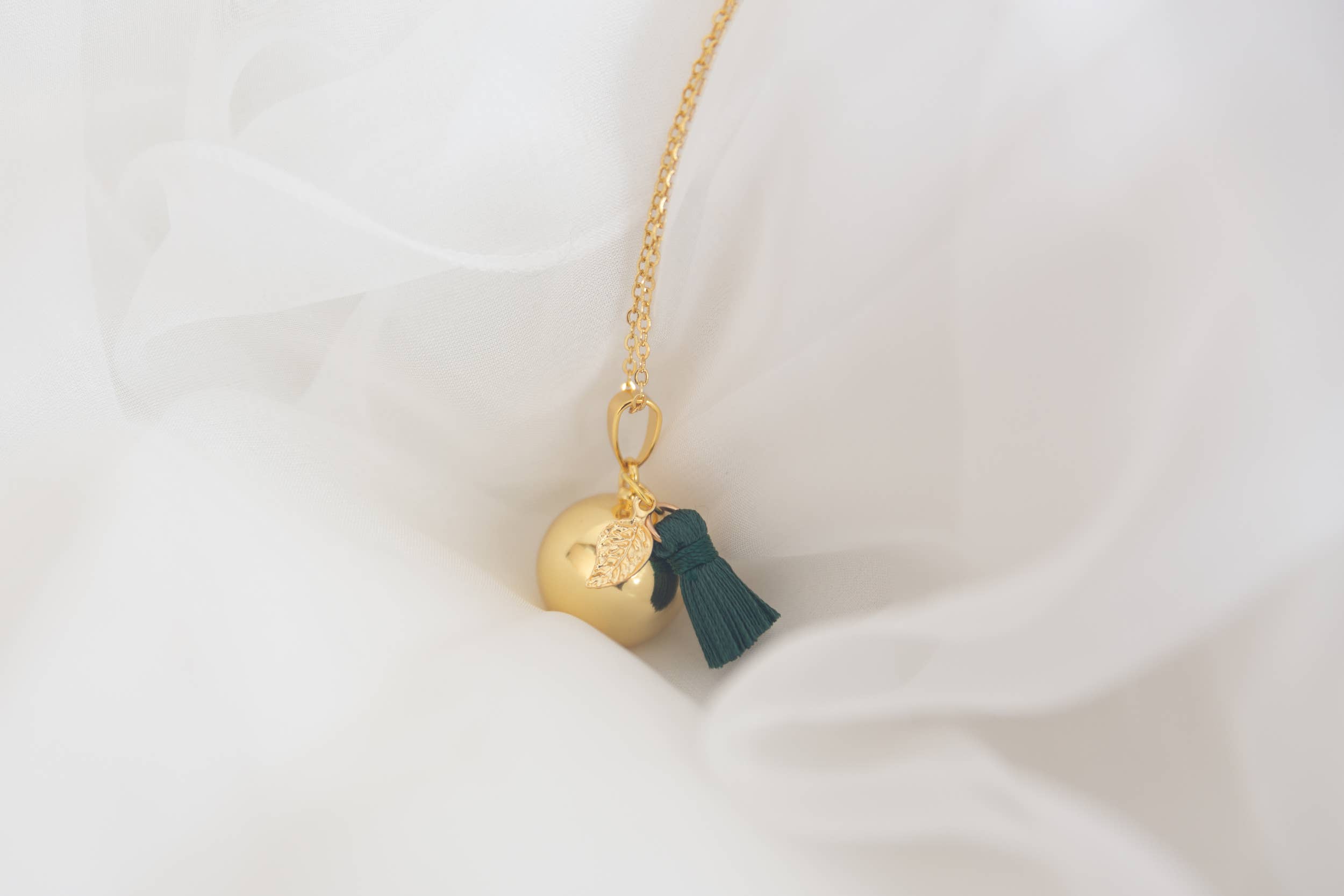 CESTBOLAVIE - Venta al por mayor Collares con colgantes/abalorios - Colgante Bola Yucatán de 18 mm con baño de oro y accesorio de borla verde1