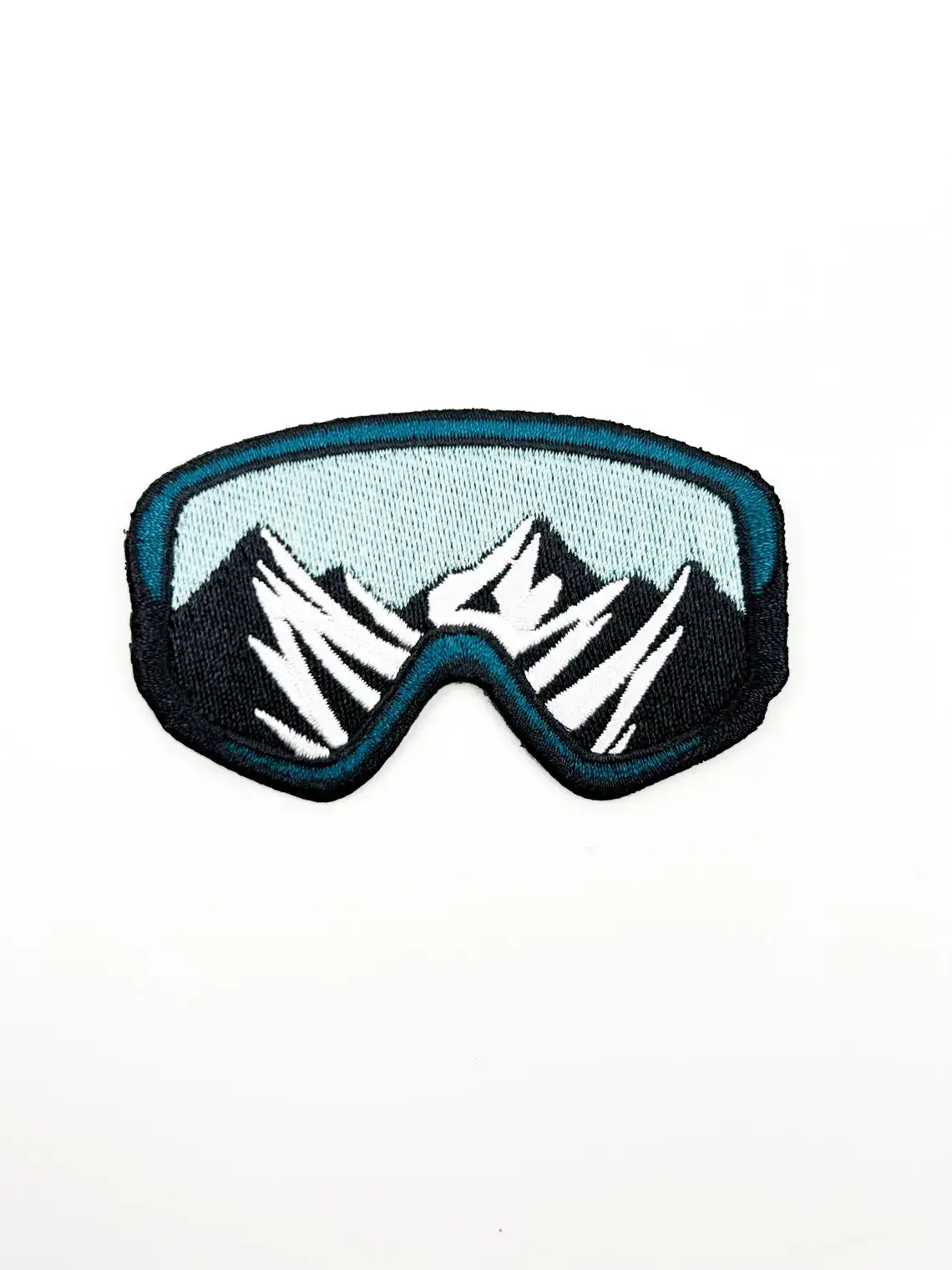 Field Trip Threads - Vente Écusson - Écusson thermocollant brodé lunettes de ski avec montagnes enneigées1