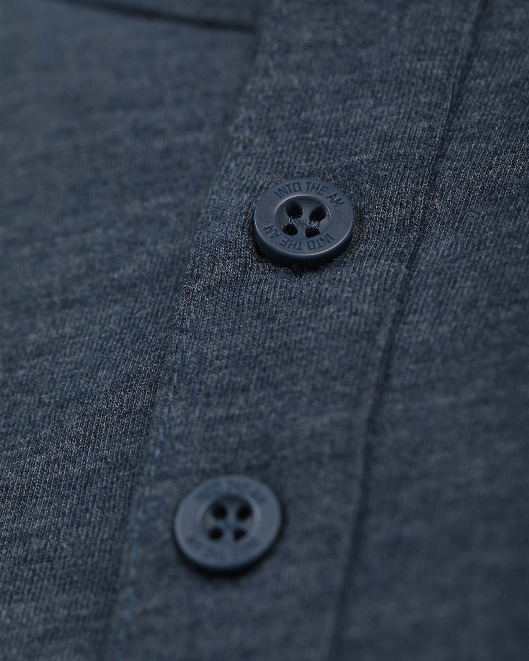 INTO THE AM – Engroshandel T-shirt – til mænd – Herre T-shirt med korte ærmer og henley-udskæring17