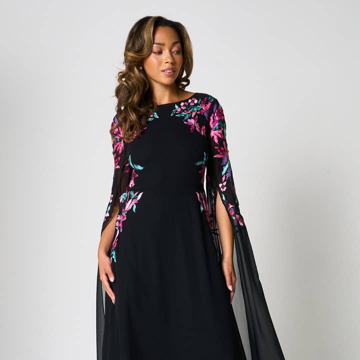 Robe maxi à manches cape brodée noire Hestia pour la vente par Frock & Frill