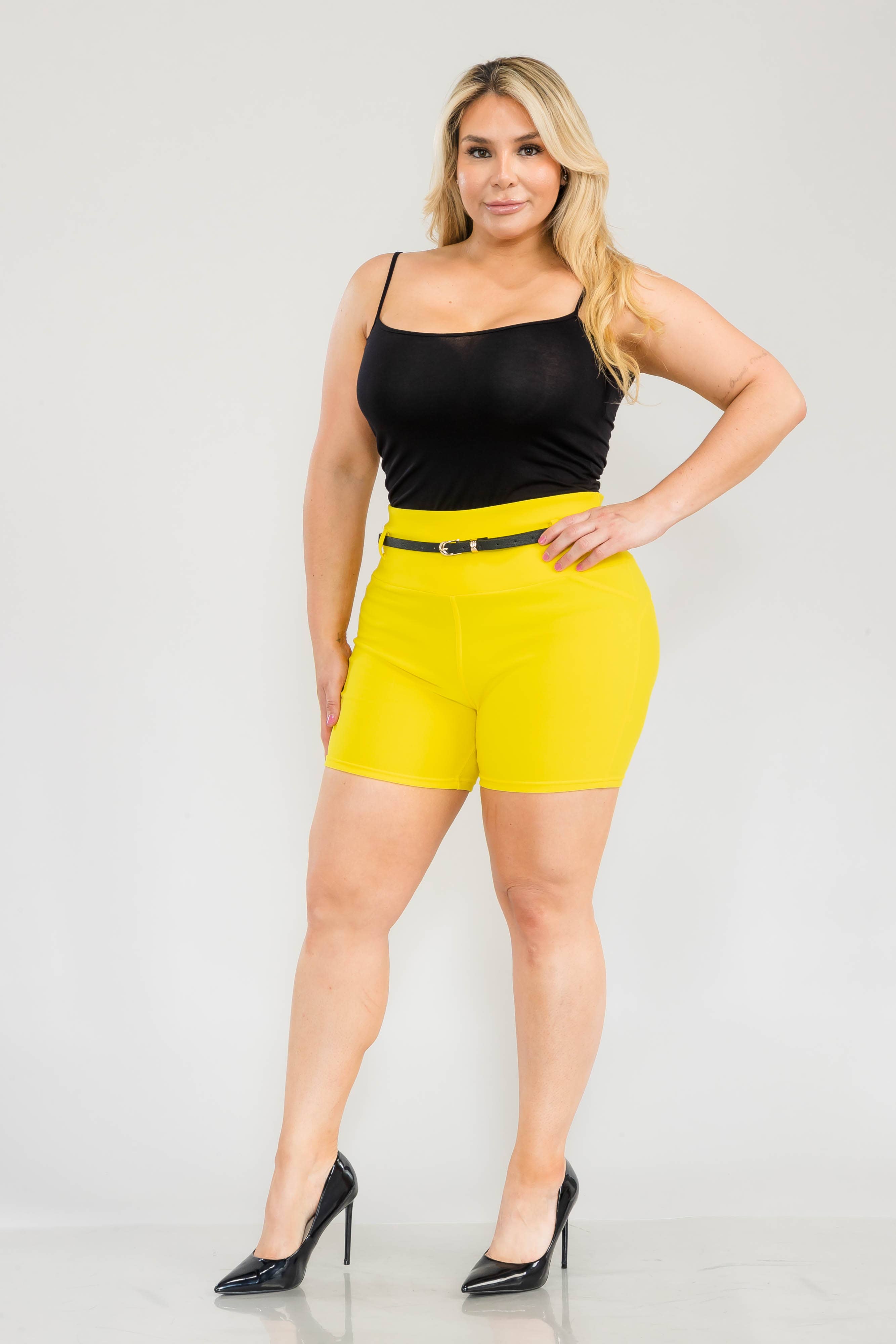 REDFINCH APPAREL INC – wholesale Shorts – Dam – Kvinnors plus size skulpterande shorts med konstläderbälte21