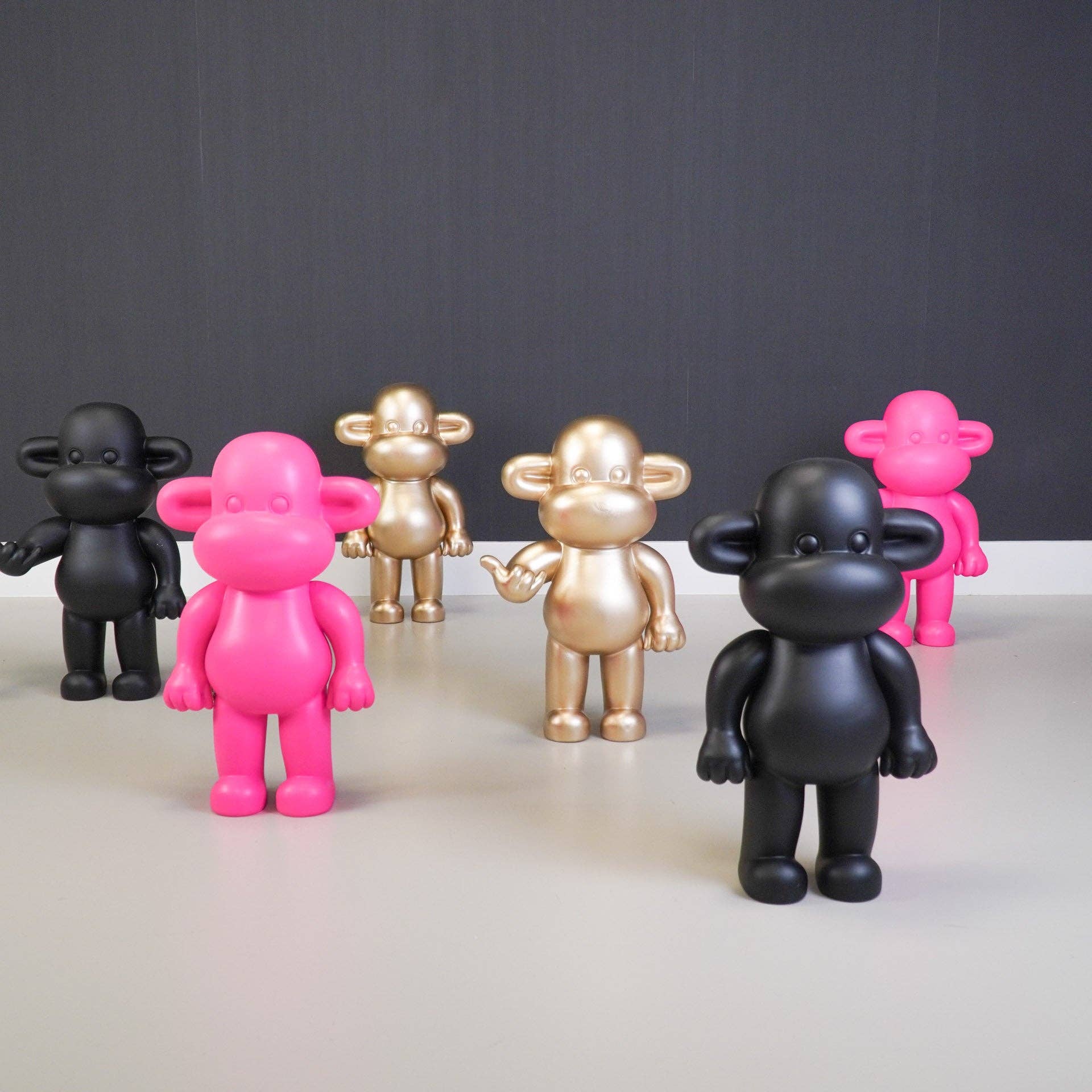 Housevitamin bv – wholesale Decorative figurine – Ornament - Monkey Figurine 'The Legend' -Polyresin - Gold - 33x21x50cm4