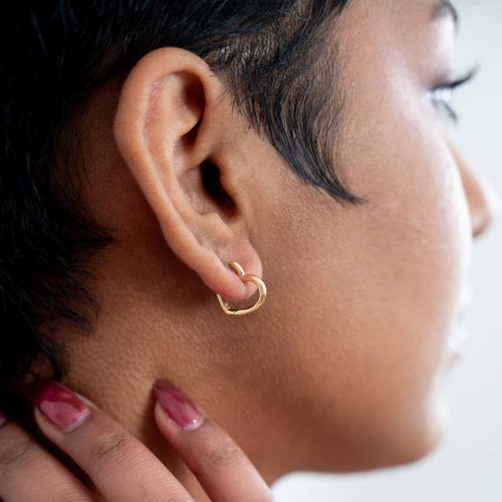 Créoles en forme de cœur pour la vente par Birch Jewellery