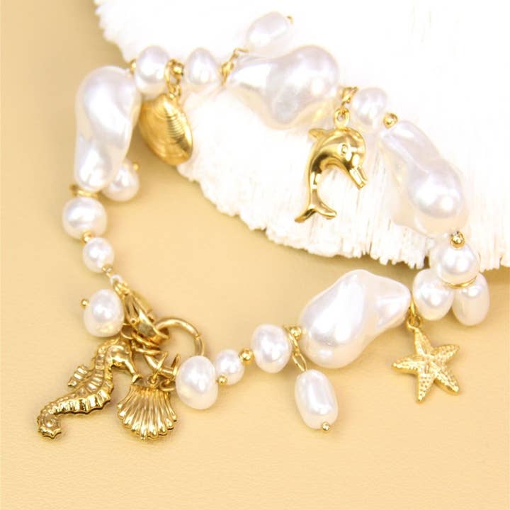 Pulseira de Pérolas Barrocas com Charms Marinhos Dourados e outras tendências em Compre moda boho chic B2B. Devoluções gratuitas e condições de pagamento a 60 dias na Faire na Faire.