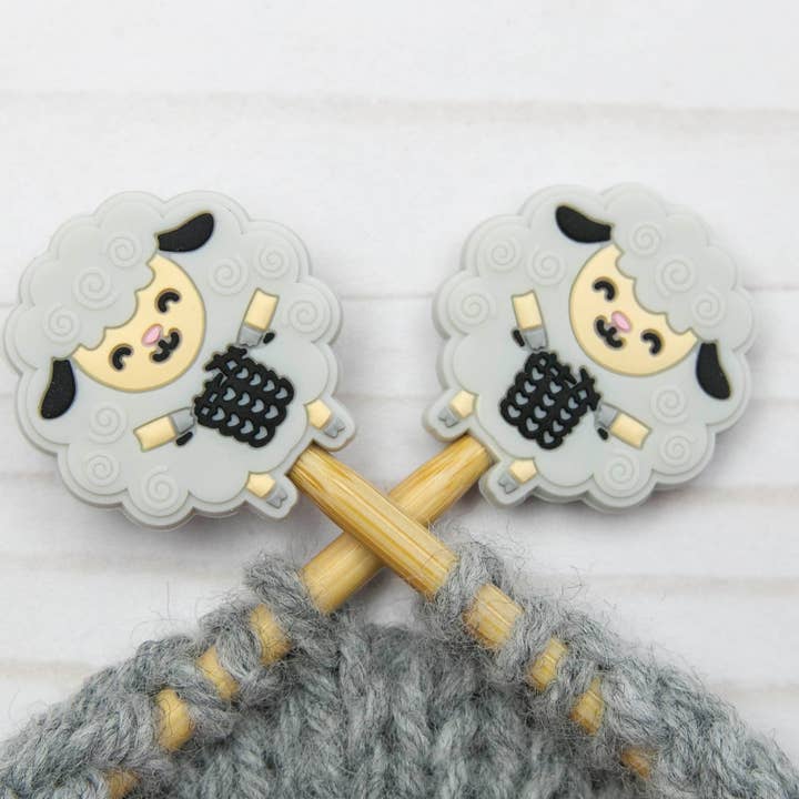 Fox & Pine Stitches – Großhandel Strick-/Häkelzubehör – Graues Strickschaf | Maschenstopper