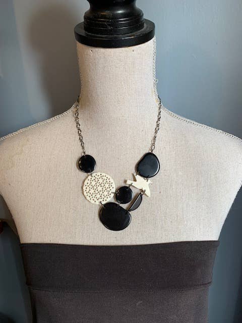 Slabbetje ketting wit gesneden schelp en witte duif voor wholesale door Veronica Riley Martens