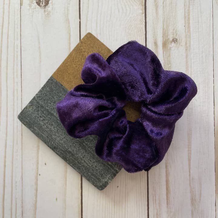Handgemaakte scrunchie van paars fluweel voor wholesale door QuietJoy
