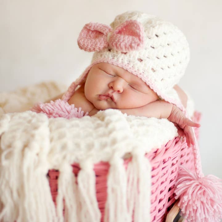 Creme com Jumbo Pom Poms Crocheted Handmade Heirloom Baby Hat por atacado de The Daisy Baby LLC