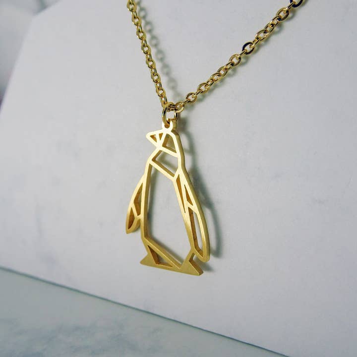 Collana origami in oro pinguino per la vendita all'ingrosso da parte di La Menagerie