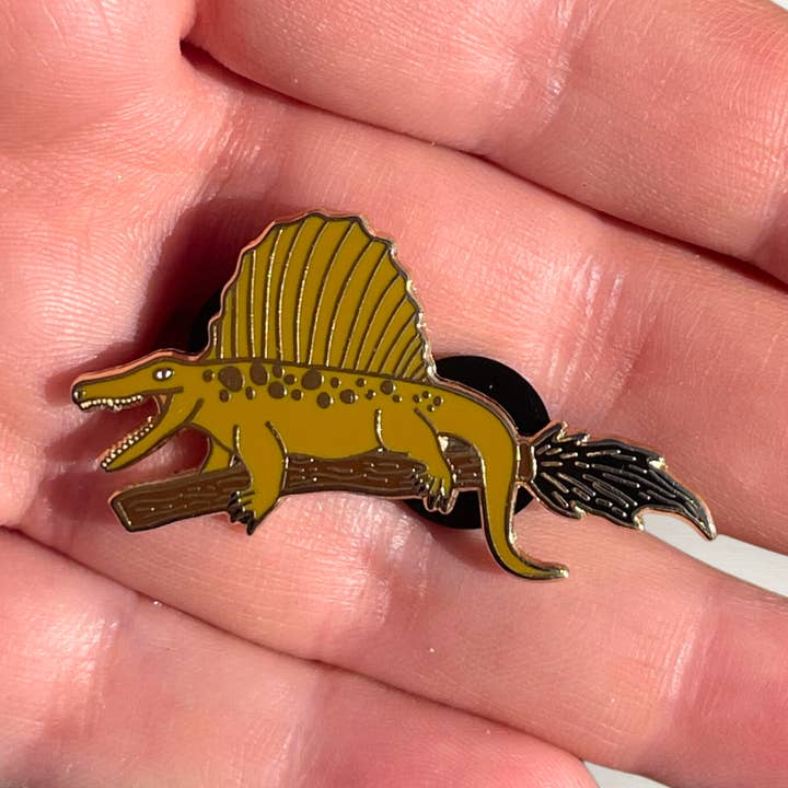 Secodontosaurus kvastskaft emaljpin för wholesale av Holly Simon