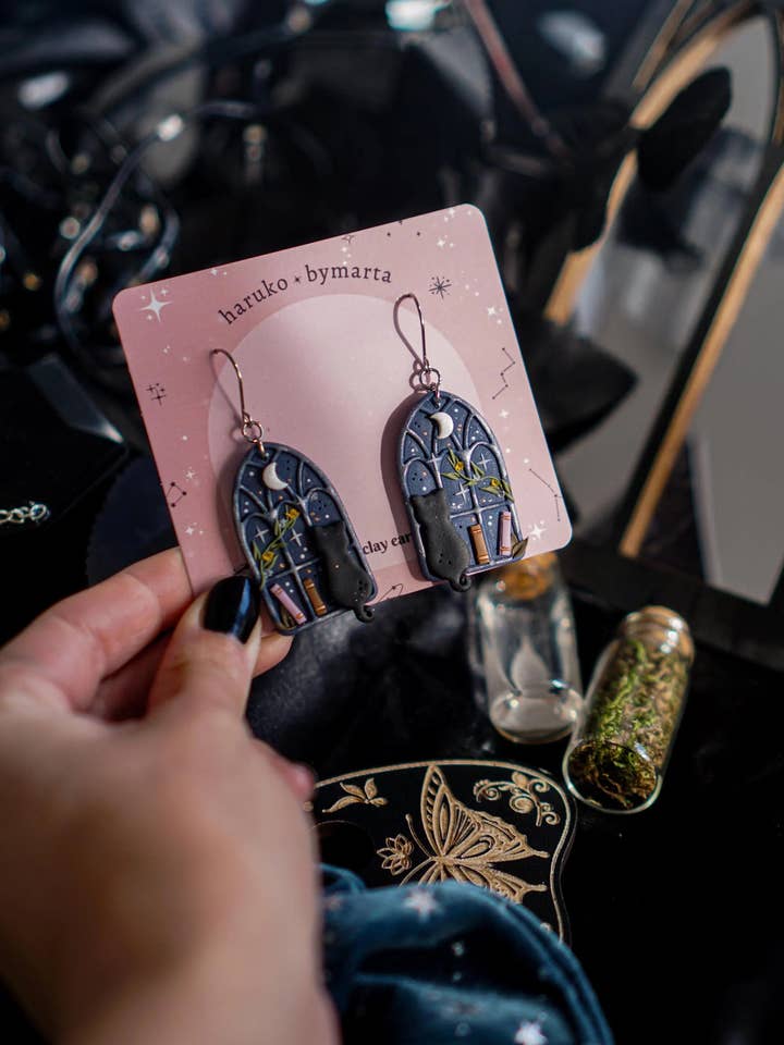 El gato curioso - Brincos artesanais com tema mágico por atacado de Harukobymarta