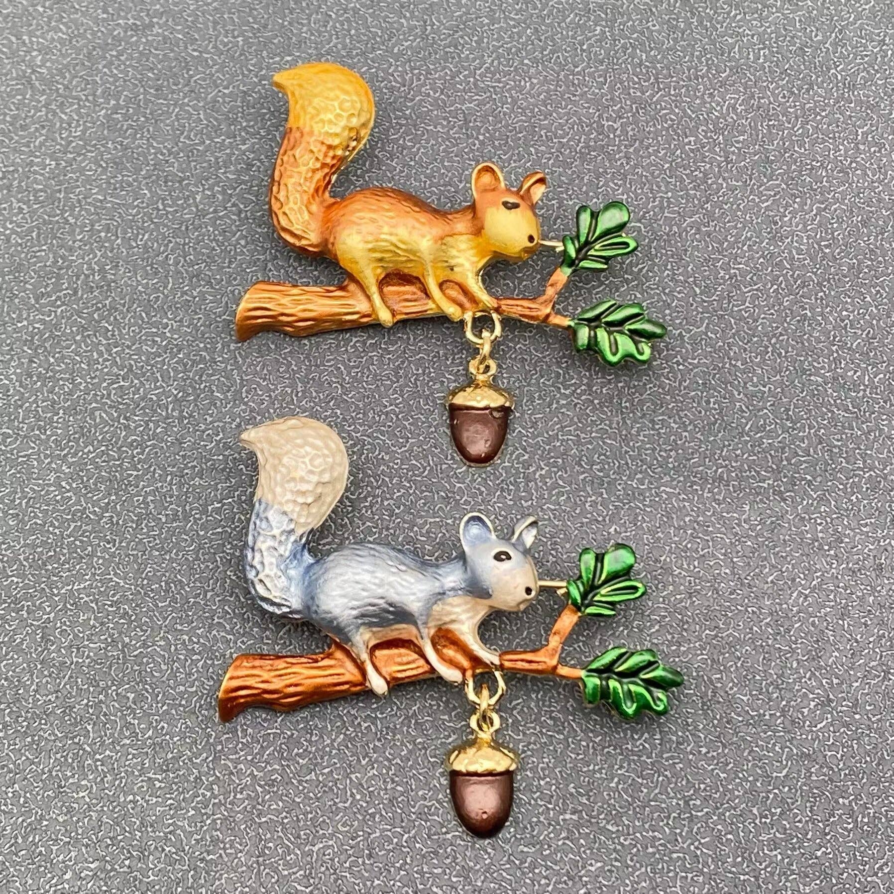 Mio Queena - Wholesale Brooch - Enamel Squirrel Picking Nut Brooch1