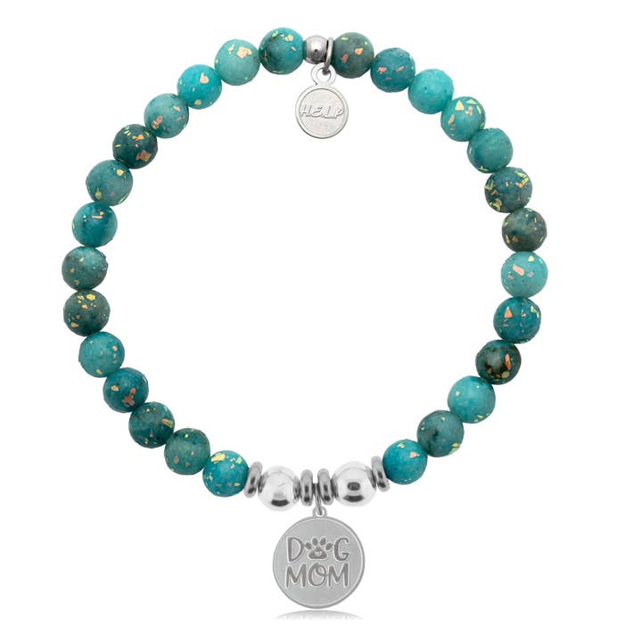 Breloque Dog Mom avec bracelet caritatif en jade opale bleu pour la vente par H.E.L.P