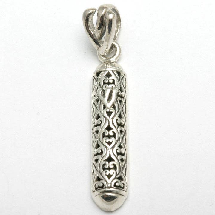 Pendentif en filigrane Mezuzah en argent sterling Shin pour la vente par Bareket Fine Jewelry