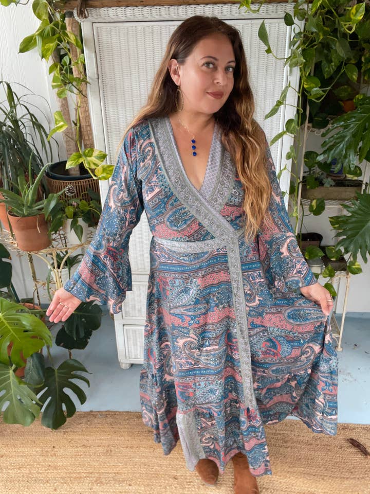 Pink and Silver - Vente Robe – femme - Robe portefeuille longue en soie à manches cloches (bordure lavande)