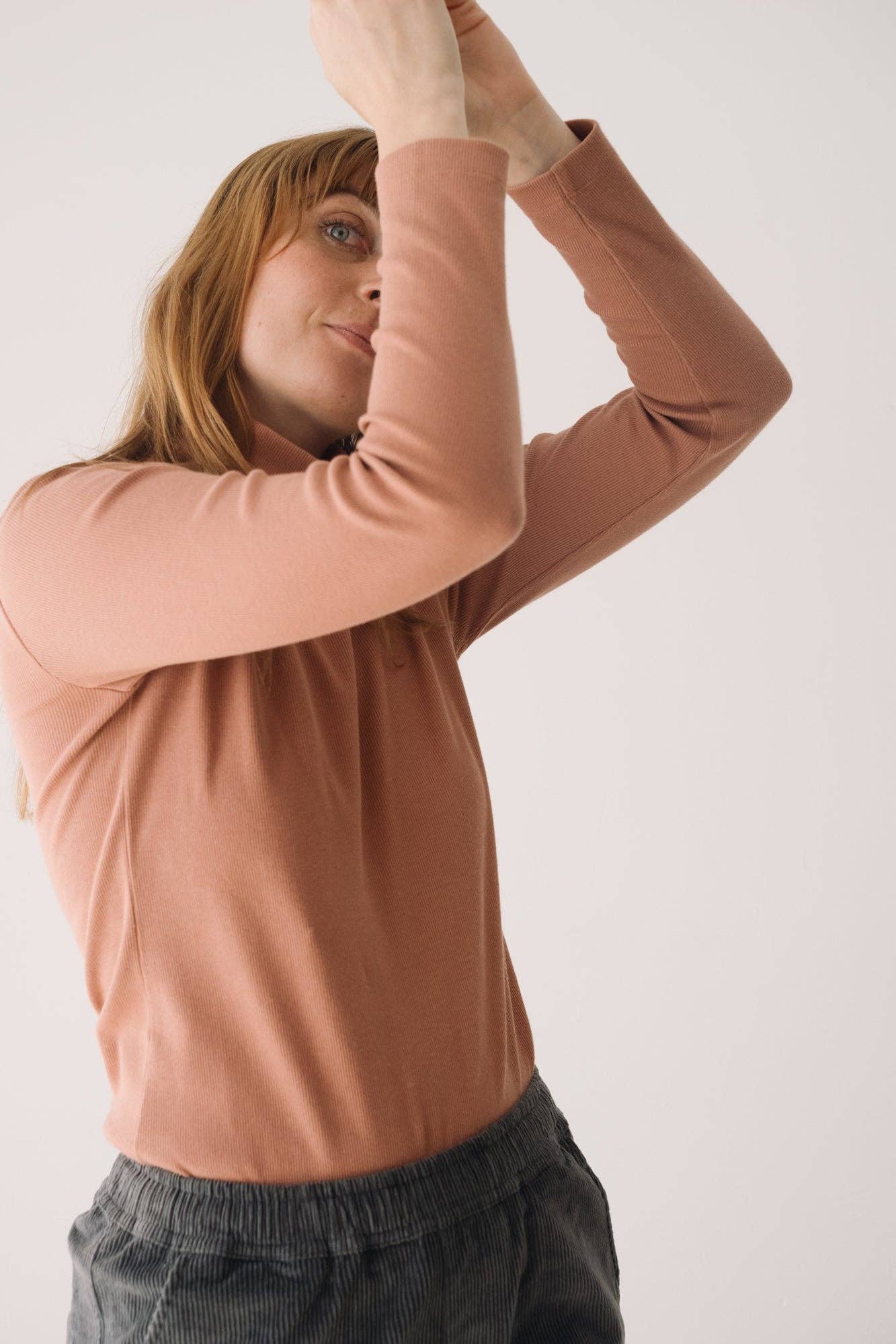 Pink Top orgánico de cuello alto acanalado en rosa for wholesale on Faire7