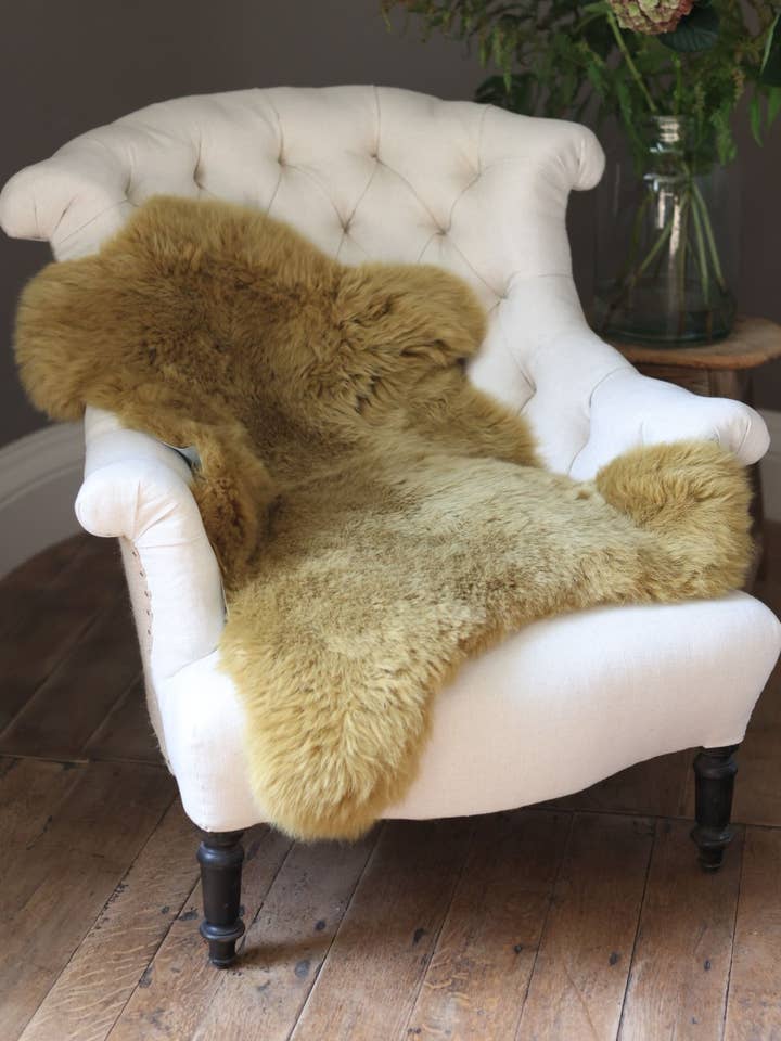 Tapis en peau de mouton British Luxe jaune ocre | Tapis simple par Owen Barry pour la vente par Owen Barry Ltd