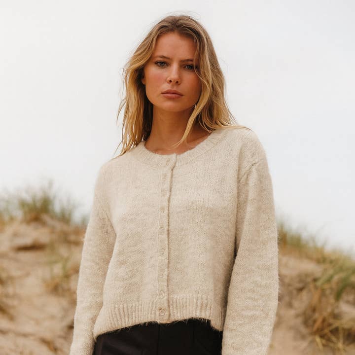 Cardigan semplice - PU202436 e ulteriori Risultati per maglieria pronto moda all'ingrosso. Resi gratuiti e termini di pagamento a 60 giorni su Faire in tendenza su Faire.