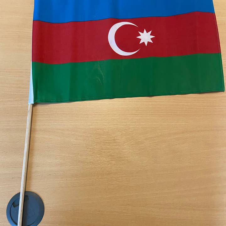 Grand drapeau à main de l'Azerbaïdjan de 18 x 12 pouces (vendu par dizaines) pour la vente par Worldwide Flags Ltd
