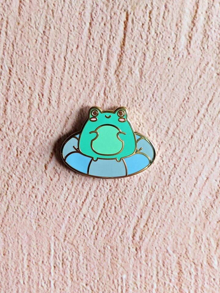 Het hoofd boven water houden Frog Enamel Pin voor wholesale door Killing Her Softly