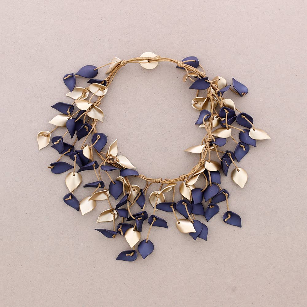 Sonata – Großhandel Halsband/Collier – Lange Halskette mit Blütenblatt-Anhängern aus Kunstharz7