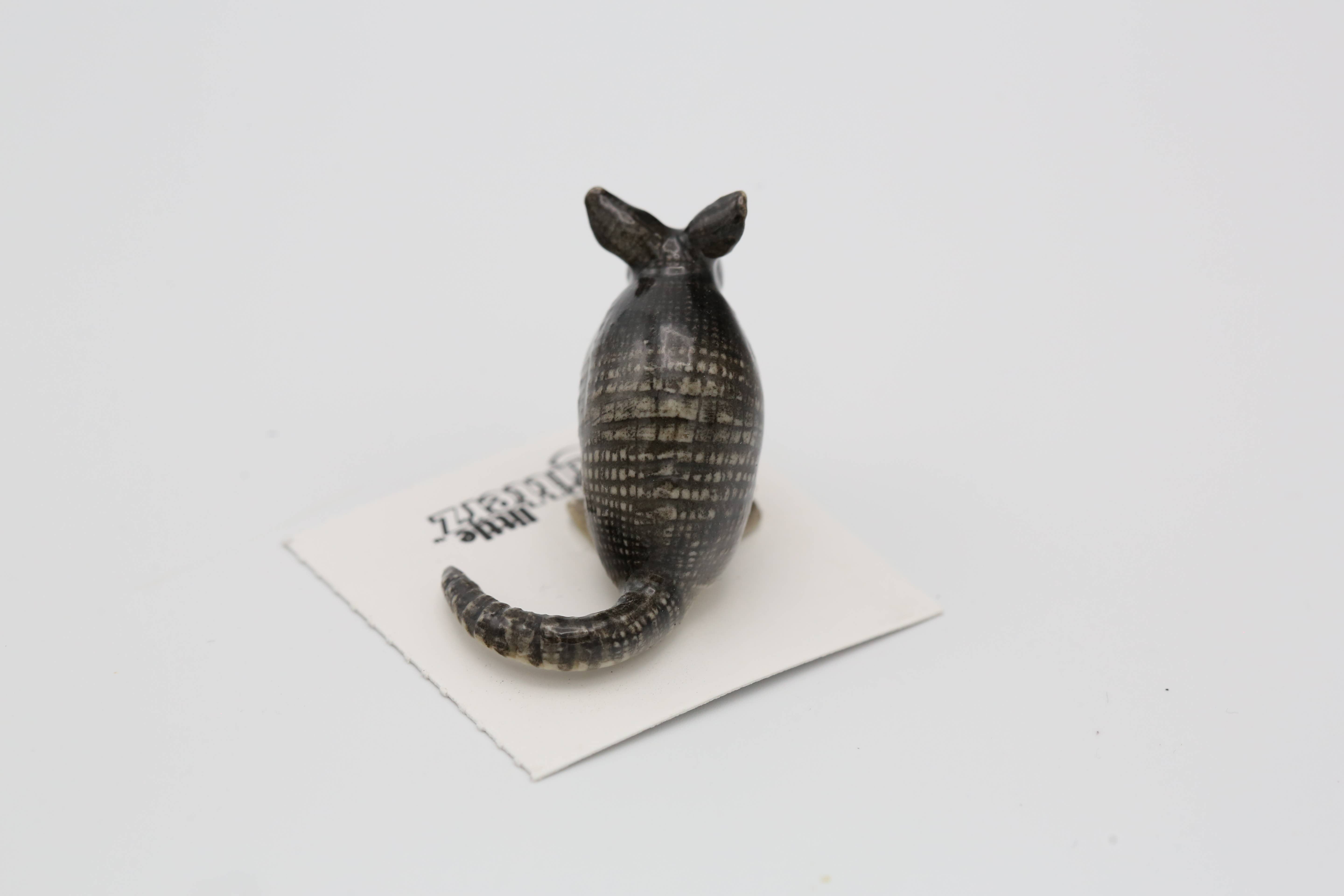 Little Critterz – Engroshandel Pyntefigur – Burrow Armadillo dekorativ figur i porcelænsminiature1