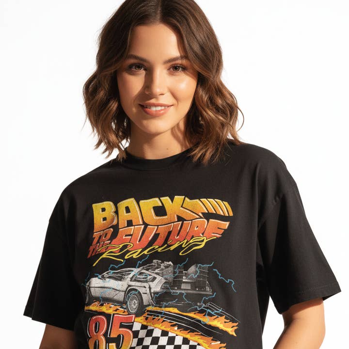 Back to the Future T-Shirt – Offizielles Racing-Modell, Schwarz, Jahr 85 für den Großhandel von COTTON DIVISION