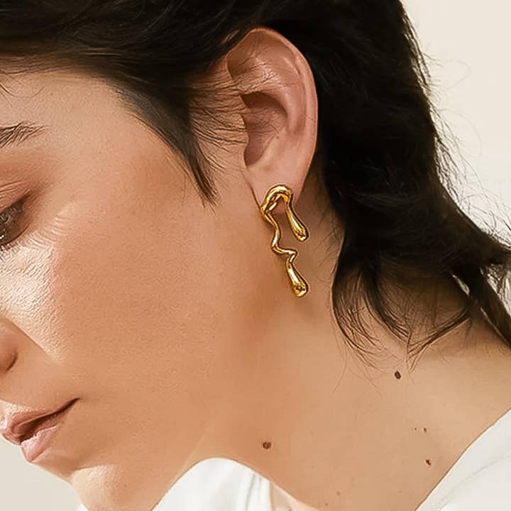 Flânerie by MAIQ - Venta al por mayor Pendientes de botón/aretes de poste - Pendientes desiguales fundidos en oro de 18K que no se empañan1